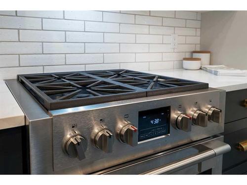 628 8 Avenue Ne, Calgary, AB - Indoor Photo Showing Kitchen