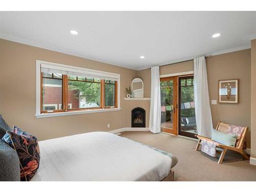 628 8 Avenue Ne, Calgary, AB - Indoor Photo Showing Bedroom With Fireplace