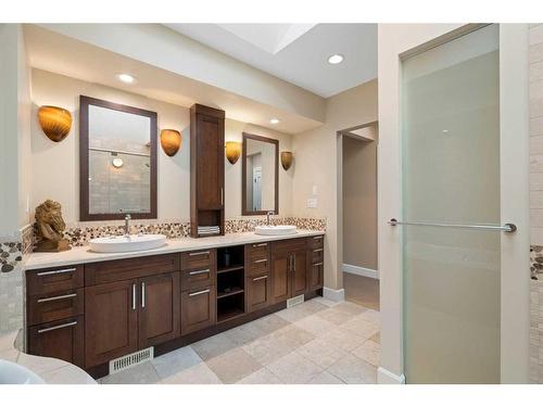 628 8 Avenue Ne, Calgary, AB - Indoor Photo Showing Bathroom