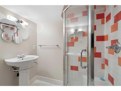 628 8 Avenue Ne, Calgary, AB - Indoor Photo Showing Bathroom