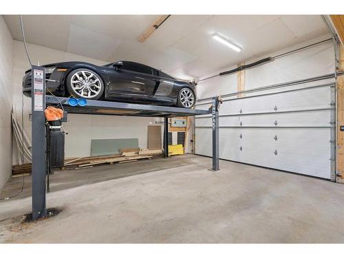 628 8 Avenue Ne, Calgary, AB - Indoor Photo Showing Garage