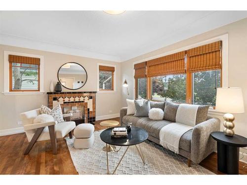 628 8 Avenue Ne, Calgary, AB - Indoor Photo Showing Living Room