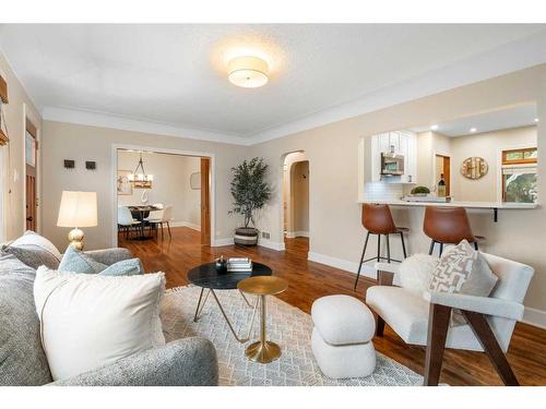 628 8 Avenue Ne, Calgary, AB - Indoor Photo Showing Living Room