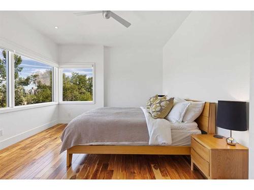 1924 25 Avenue Sw, Calgary, AB - Indoor Photo Showing Bedroom