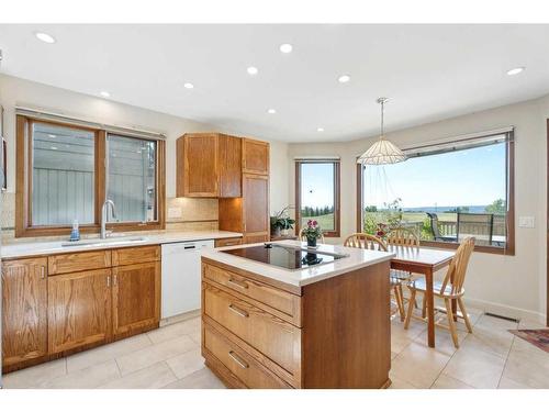 7035 Edgemont Drive Nw, Calgary, AB - Indoor Photo Showing Kitchen