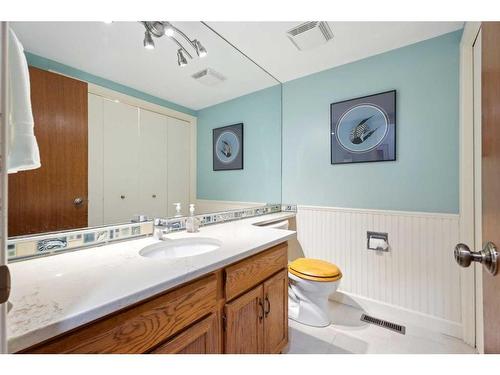 7035 Edgemont Drive Nw, Calgary, AB - Indoor Photo Showing Bathroom