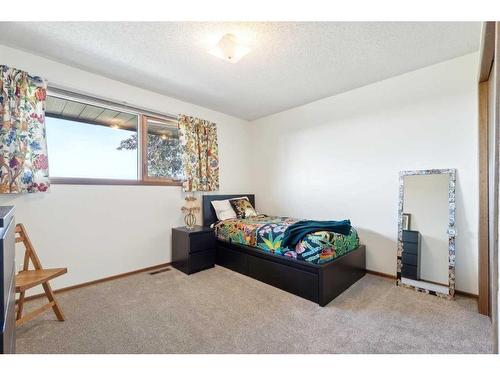 7035 Edgemont Drive Nw, Calgary, AB - Indoor Photo Showing Bedroom