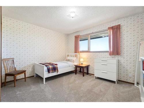 7035 Edgemont Drive Nw, Calgary, AB - Indoor Photo Showing Bedroom