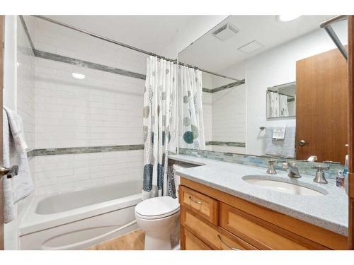 7035 Edgemont Drive Nw, Calgary, AB - Indoor Photo Showing Bathroom