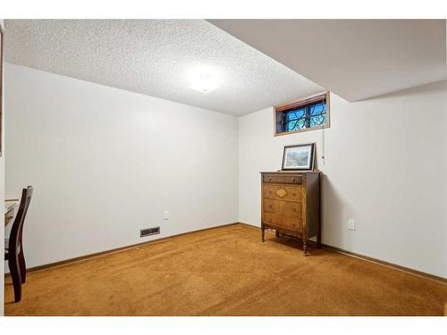 7035 Edgemont Drive Nw, Calgary, AB - Indoor Photo Showing Other Room