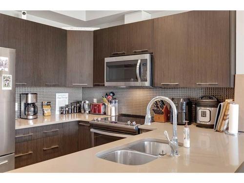 413-214 Sherwood Square Nw, Calgary, AB - Indoor Photo Showing Kitchen With Double Sink With Upgraded Kitchen