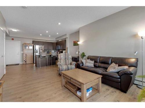 413-214 Sherwood Square Nw, Calgary, AB - Indoor Photo Showing Living Room