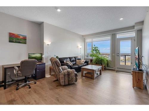 413-214 Sherwood Square Nw, Calgary, AB - Indoor Photo Showing Living Room