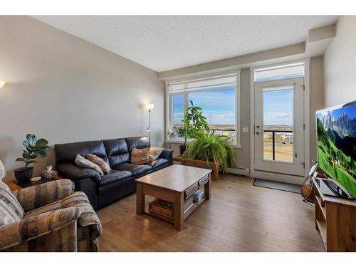 413-214 Sherwood Square Nw, Calgary, AB - Indoor Photo Showing Living Room