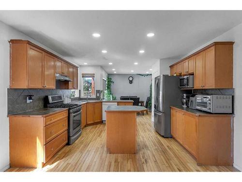 845 Luxstone Square Sw, Airdrie, AB - Indoor Photo Showing Kitchen