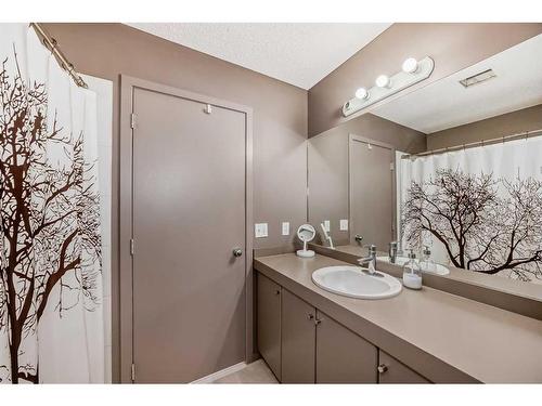 22-300 Evanscreek Court Nw, Calgary, AB - Indoor Photo Showing Bathroom