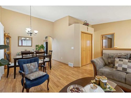 20 Shannon Hill Sw, Calgary, AB - Indoor Photo Showing Living Room