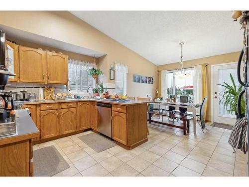 20 Shannon Hill Sw, Calgary, AB - Indoor Photo Showing Kitchen