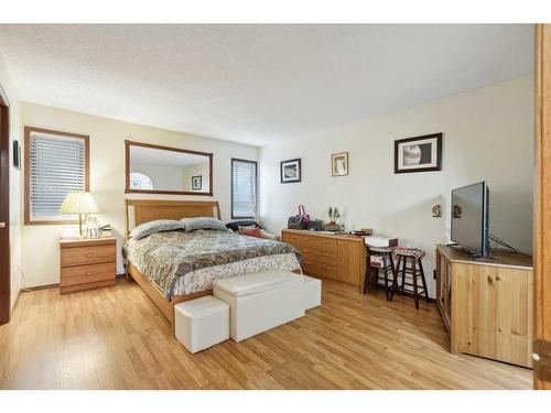 20 Shannon Hill Sw, Calgary, AB - Indoor Photo Showing Bedroom