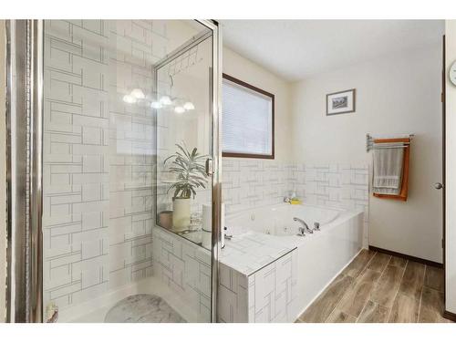 20 Shannon Hill Sw, Calgary, AB - Indoor Photo Showing Bathroom