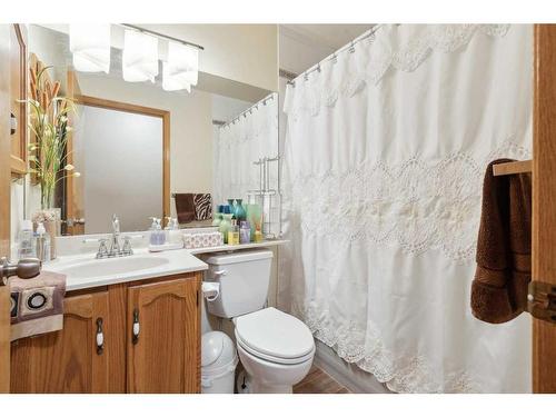 20 Shannon Hill Sw, Calgary, AB - Indoor Photo Showing Bathroom