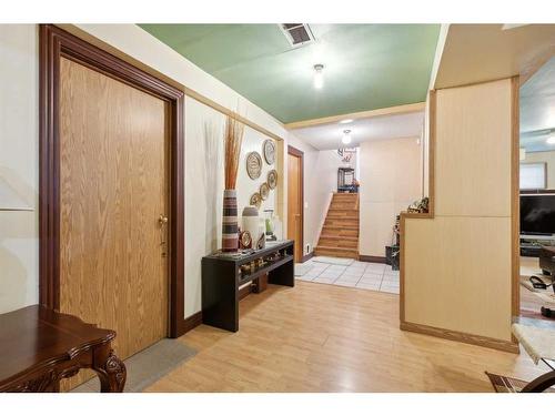 20 Shannon Hill Sw, Calgary, AB - Indoor Photo Showing Other Room