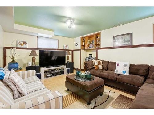 20 Shannon Hill Sw, Calgary, AB - Indoor Photo Showing Living Room