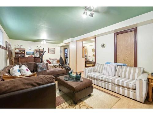 20 Shannon Hill Sw, Calgary, AB - Indoor Photo Showing Living Room