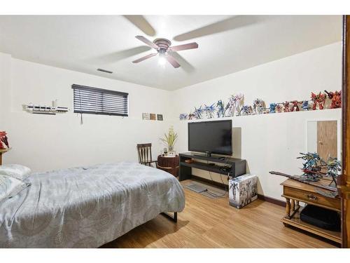 20 Shannon Hill Sw, Calgary, AB - Indoor Photo Showing Bedroom