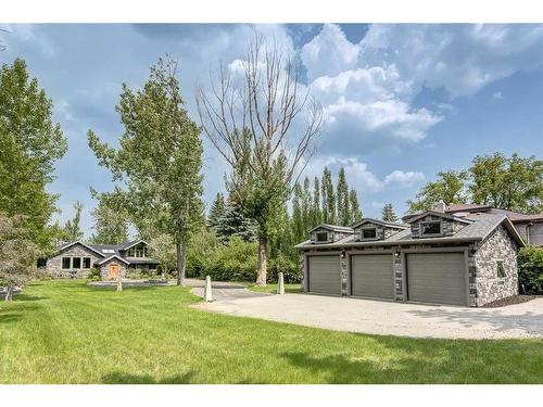 6438 Bow Crescent Nw, Calgary, AB - Outdoor