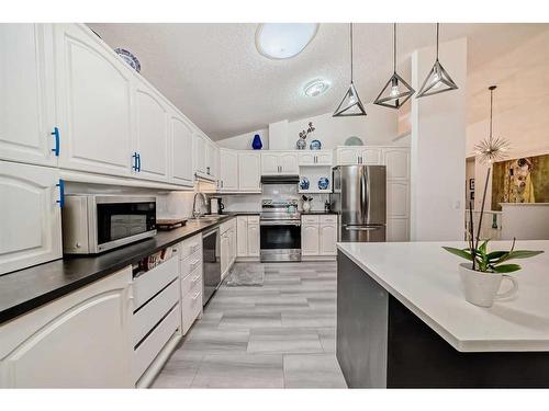 178 Oakbriar Close Sw, Calgary, AB - Indoor Photo Showing Kitchen