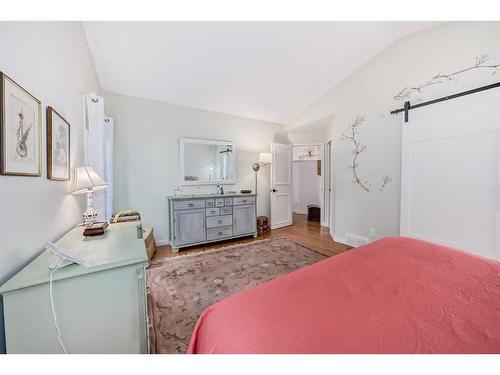 178 Oakbriar Close Sw, Calgary, AB - Indoor Photo Showing Bedroom