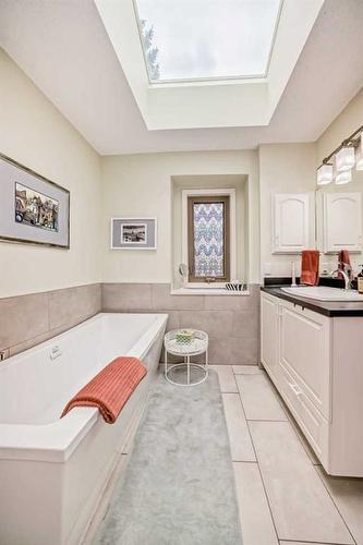 178 Oakbriar Close Sw, Calgary, AB - Indoor Photo Showing Bathroom