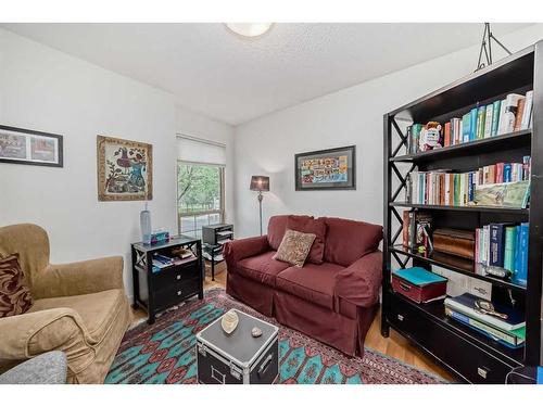 178 Oakbriar Close Sw, Calgary, AB - Indoor Photo Showing Living Room