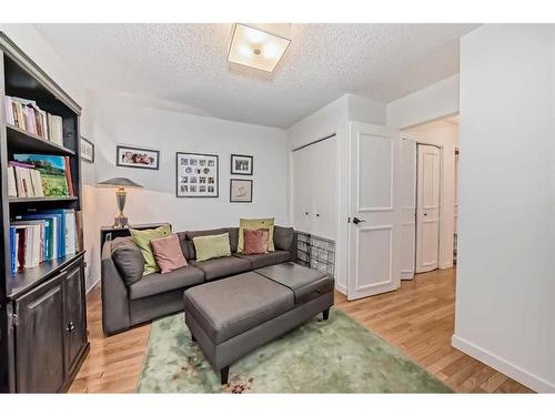 178 Oakbriar Close Sw, Calgary, AB - Indoor Photo Showing Living Room