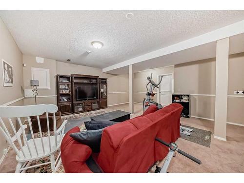 178 Oakbriar Close Sw, Calgary, AB - Indoor Photo Showing Living Room