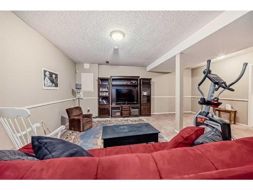 178 Oakbriar Close Sw, Calgary, AB - Indoor Photo Showing Living Room