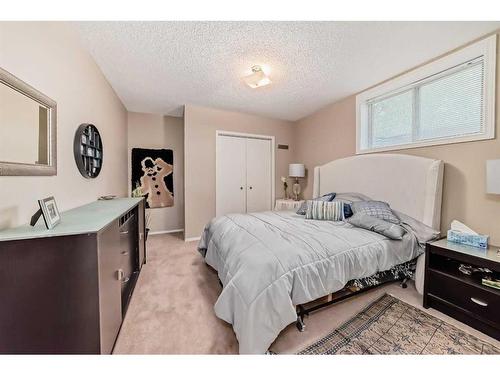 178 Oakbriar Close Sw, Calgary, AB - Indoor Photo Showing Bedroom