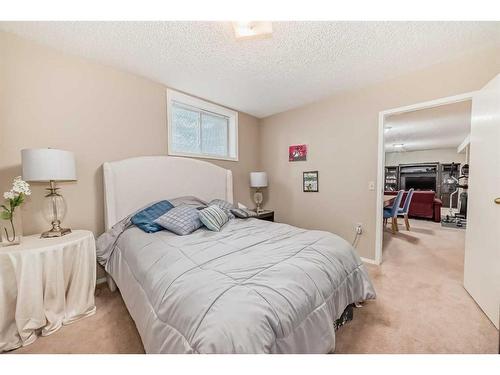 178 Oakbriar Close Sw, Calgary, AB - Indoor Photo Showing Bedroom