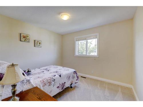 1401-800 Yankee Valley Boulevard Se, Airdrie, AB - Indoor Photo Showing Bedroom