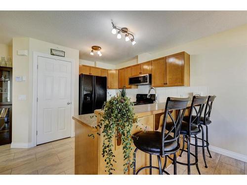 1401-800 Yankee Valley Boulevard Se, Airdrie, AB - Indoor Photo Showing Kitchen