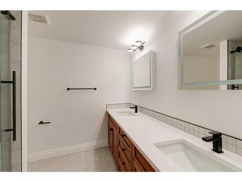 35-4915 8 Street Sw, Calgary, AB - Indoor Photo Showing Bathroom