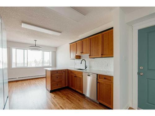 35-4915 8 Street Sw, Calgary, AB - Indoor Photo Showing Kitchen