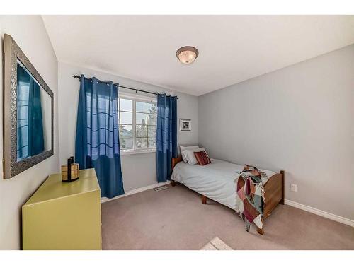 174 Mt Douglas Point Crescent, Calgary, AB - Indoor Photo Showing Bedroom