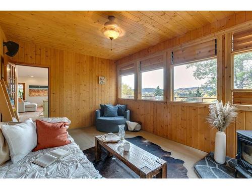 226135 1331 Drive West, Rural Foothills County, AB - Indoor Photo Showing Living Room