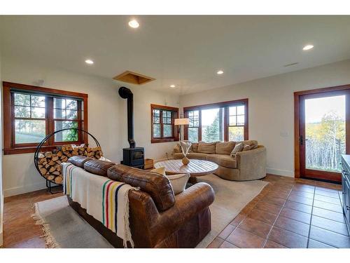 226135 1331 Drive West, Rural Foothills County, AB - Indoor Photo Showing Living Room