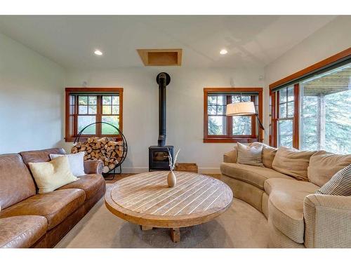 226135 1331 Drive West, Rural Foothills County, AB - Indoor Photo Showing Living Room