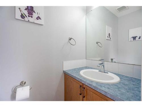 19-900 Allen Street Se, Airdrie, AB - Indoor Photo Showing Bathroom