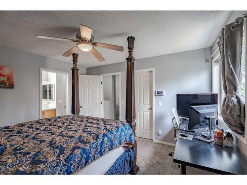 19-900 Allen Street Se, Airdrie, AB - Indoor Photo Showing Bedroom