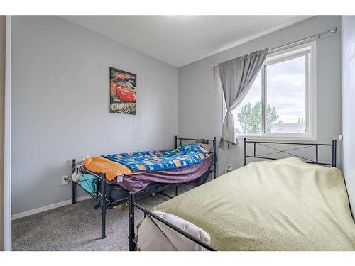 19-900 Allen Street Se, Airdrie, AB - Indoor Photo Showing Bedroom